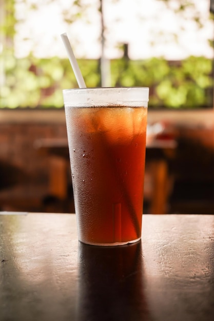 thé glacé doux et froid dans une tasse en plastique transparent