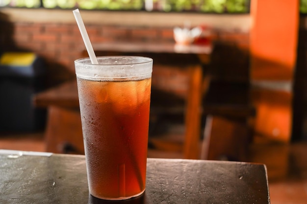 thé glacé doux et froid dans une tasse en plastique transparent