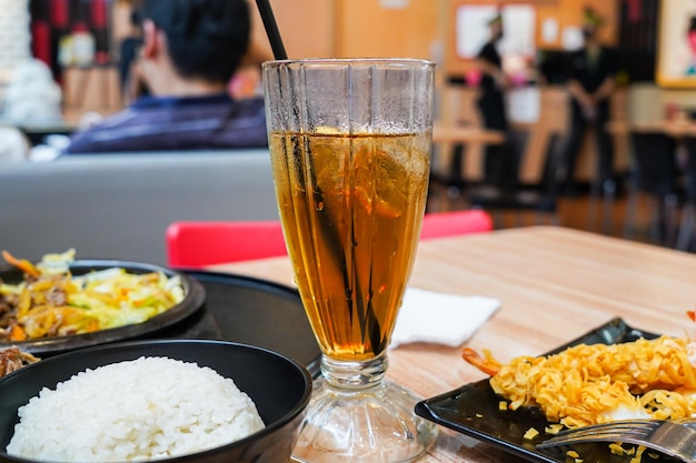 thé glacé doux et froid dans un verre transparent