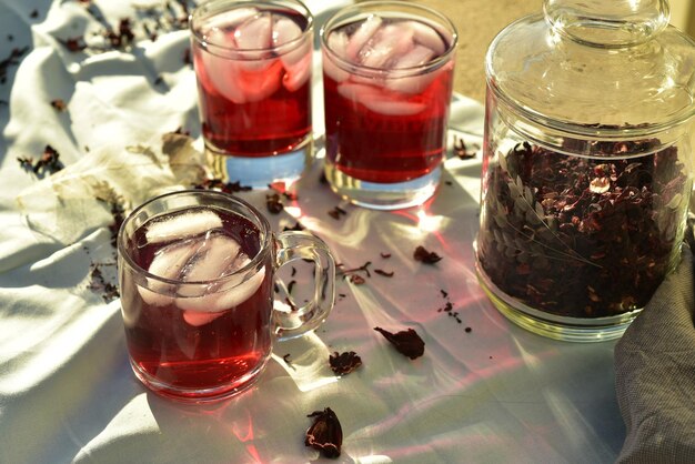 Photo un thé glacé sain fait avec des pétales de fleurs d'hibiscus