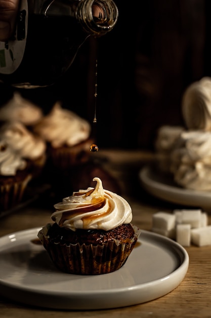 Thé Guimauve Et Cupcake Sur Un Fond De Table De Dessert