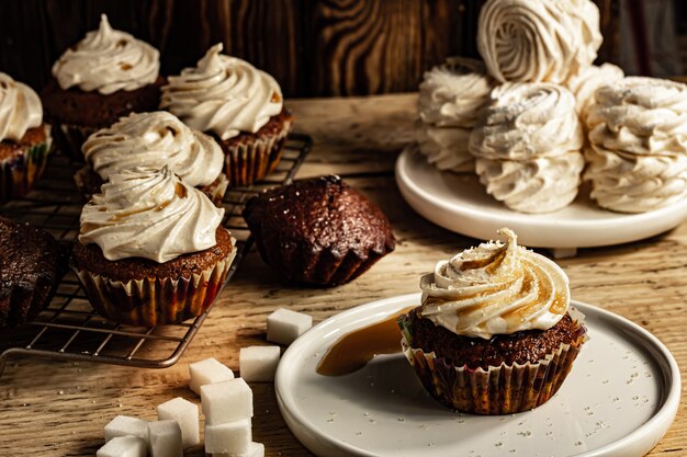 thé guimauve et cupcake sur un fond de table de dessert