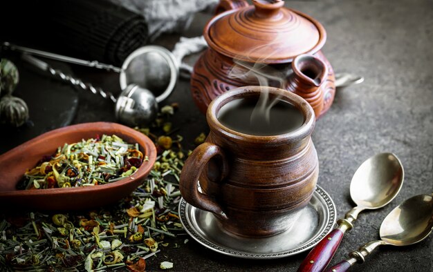 Photo thé et herbes sur une table en bois