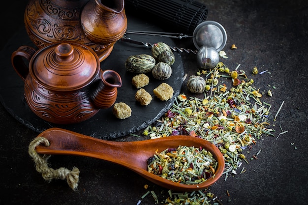 Thé et herbes sur une table en bois