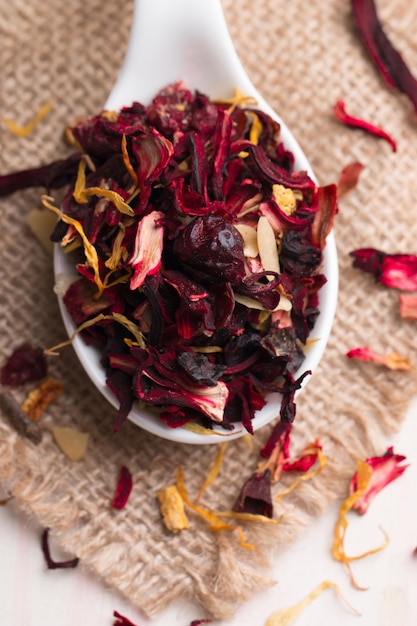 Thé à l'hibiscus et aux fruits rouges secs aux pétales