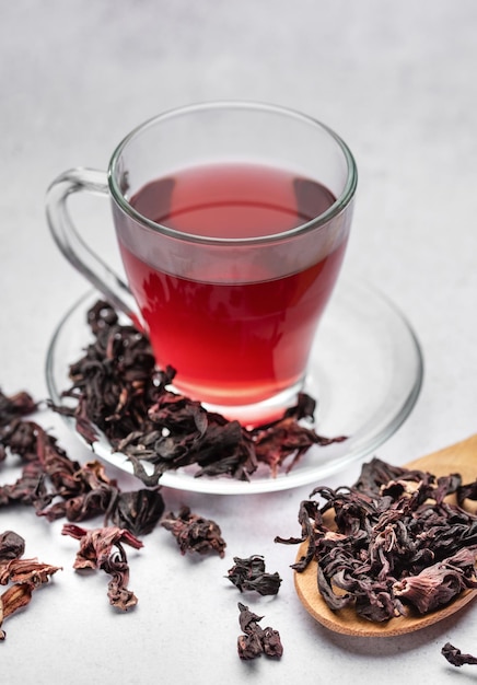 Thé d'hibiscus dans une tasse en verre