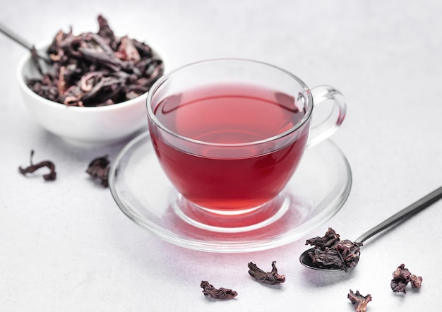 Thé d'hibiscus dans une tasse en verre