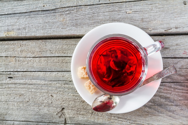 Thé d&#39;hibiscus dans une tasse en verre