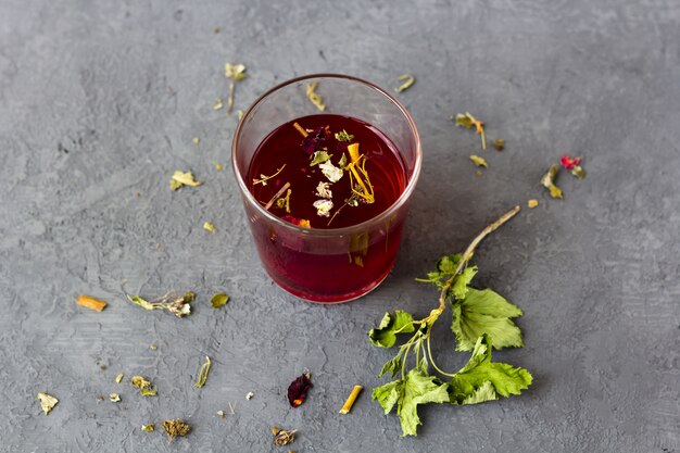 Thé d'hibiscus rouge dans une tasse en verre