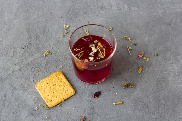 Thé d'hibiscus rouge dans une tasse en verre