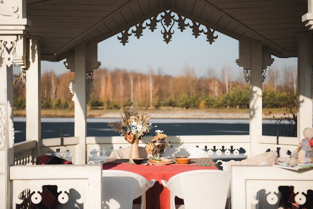 Thé d'hiver dans le kiosque. Gazebo en bois.