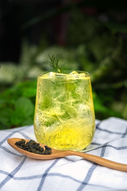 Thé infusé à froid rafraîchissant dans un verre transparent avec de la glace. Rafraîchissement boisson d'été froide.