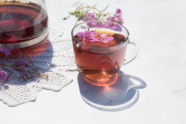 Thé ivan russe traditionnel sur une table ensoleillée