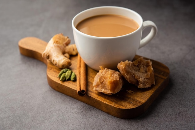 Thé Jaggery ou Gur ki chai avec des ingrédients comme le gingembre gud ou la cardamome verte adrak et la cannelle