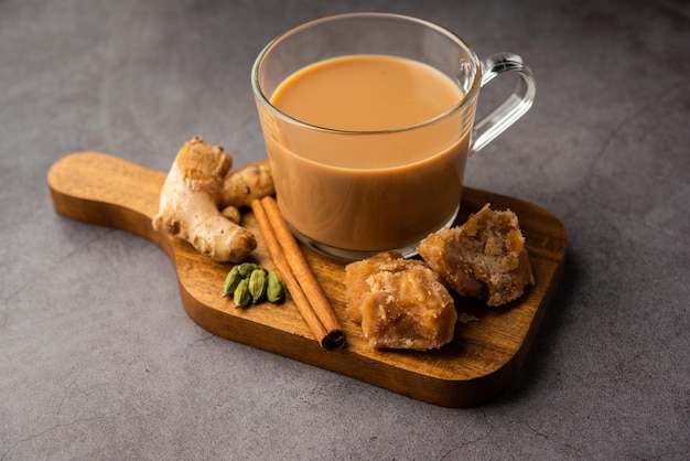 Thé Jaggery ou Gur ki chai avec des ingrédients comme le gingembre gud ou la cardamome verte adrak et la cannelle