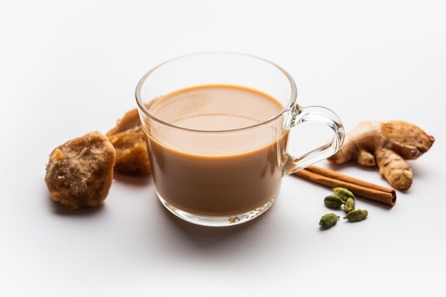 Thé Jaggery ou Gur ki chai avec des ingrédients comme le gingembre gud ou la cardamome verte adrak et la cannelle