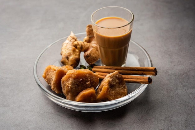 Thé Jaggery ou Gur ki chai avec des ingrédients comme le gingembre gud ou la cardamome verte adrak et la cannelle