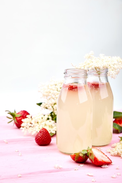 Thé Kombucha à la fleur de sureau et à la fraise