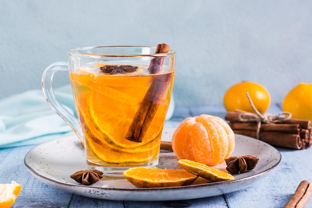 Thé mandarin à la cannelle et à l'anis dans une tasse sur la table Régime antioxydant