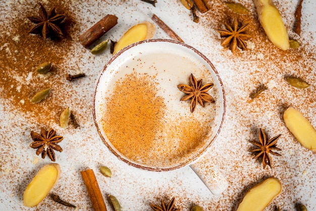 Thé masala chai indien traditionnel aux épices cannelle, cardamome, anis, blanc. Copyspace vue de dessus