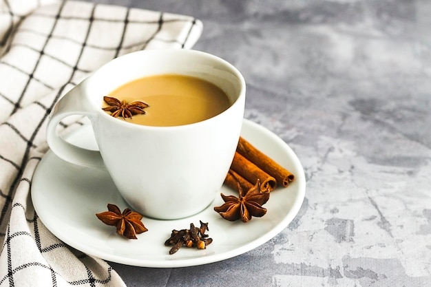 Thé masala dans une tasse en céramique blanche aux épices