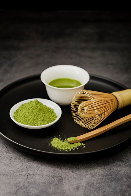 Photo thé matcha sur assiette avec fouet en bambou