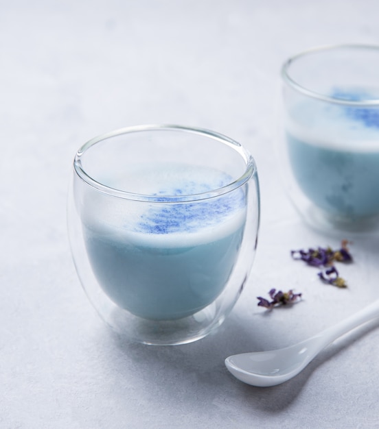 Thé matcha bleu dans un verre transparent sur un tableau blanc