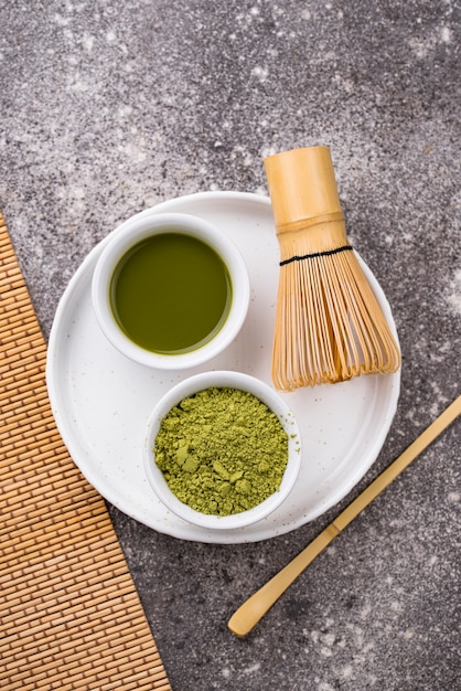 Thé matcha et fouet en bambou