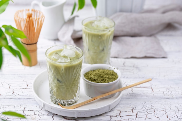 Thé matcha froid au lait et à la glace