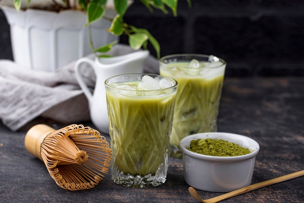 Thé matcha froid au lait et à la glace