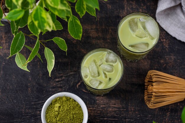 Thé matcha froid avec du lait et de la glace