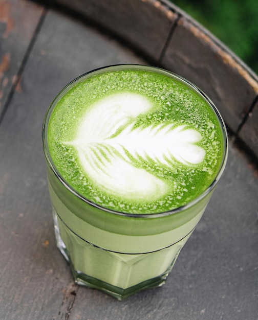 Thé matcha latte sur fond de bois