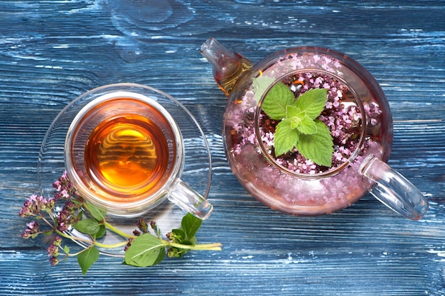 Thé à la menthe et tisane d'origan