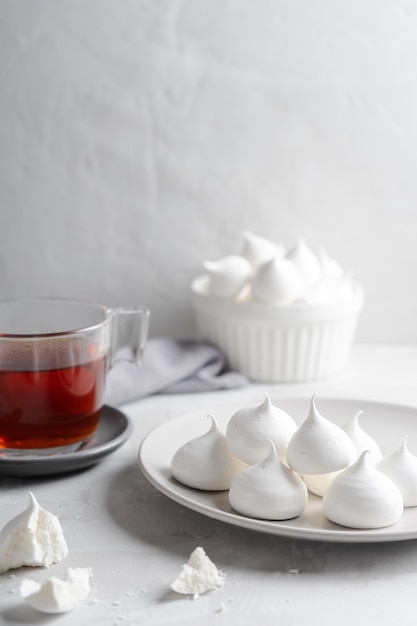 Thé et meringue maison blanche