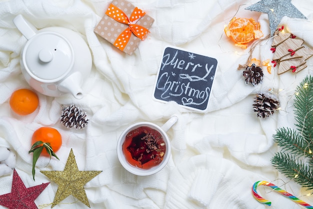 Thé De Noël Chaud Avec Canne En Bonbon Contre Les Décorations, Boîtes-cadeaux, Ruban Et Mandarine