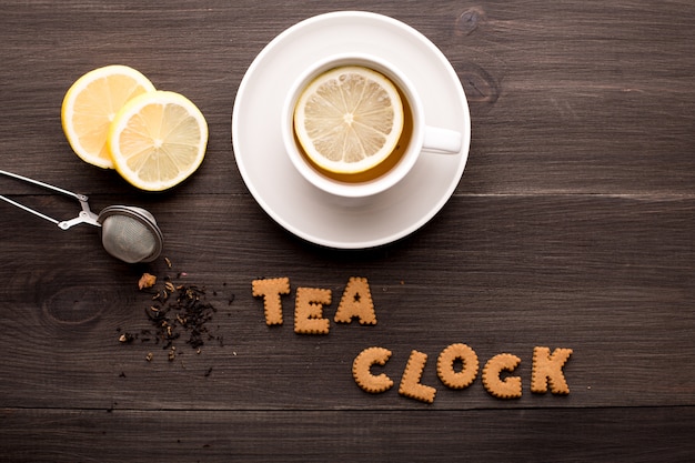 Thé noir au citron et biscuits thé sur une table en bois