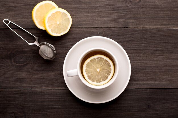 Thé noir au citron sur une table en bois