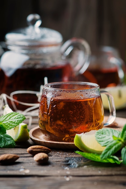 Photo thé noir chaud au citron et à la menthe sur la table en bois