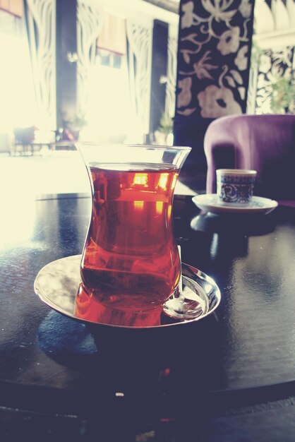 thé noir chaud original servi dans un petit verre dans le style turc