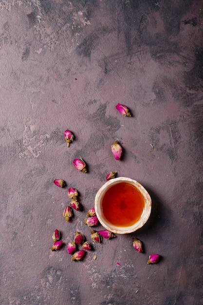 Thé noir dans une tasse en céramique