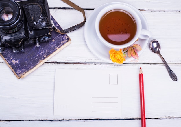 Thé noir dans une tasse ronde blanche