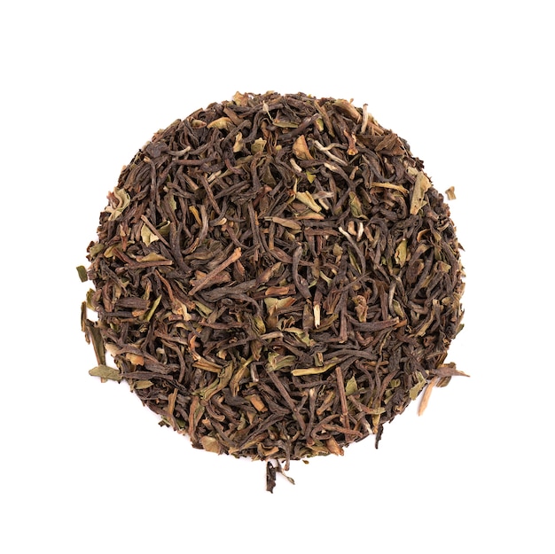 Thé noir Darjeeling isolé sur blanc