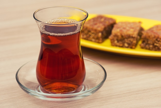 Thé noir parfumé dans un verre