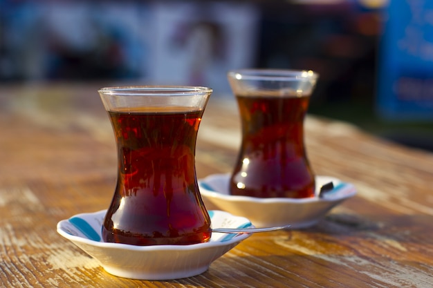 Thé noir turc dans le verre traditionnel sur la table