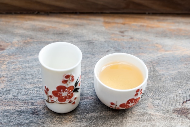 Thé Oolong dans la coupe de style chinois traditionnel.