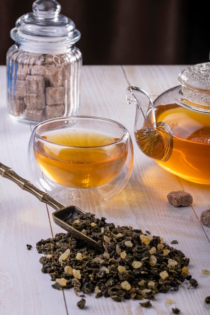 Thé oolong vert chinois avec additifs de fruits, mise au point sélective sur la tasse, gros plan