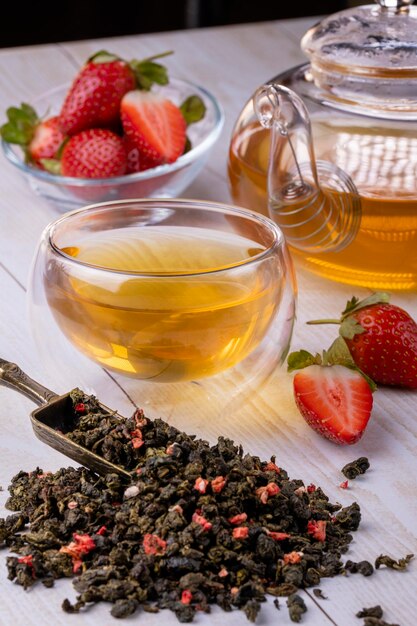 Thé oolong vert chinois avec additifs de fruits, mise au point sélective sur la tasse, gros plan