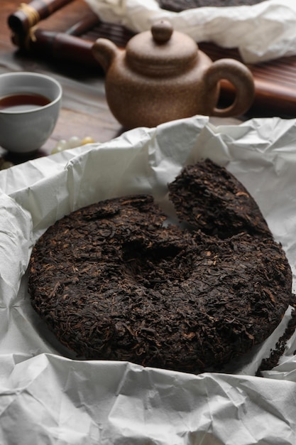 Thé puerh en forme de disque brisé sur papier sulfurisé