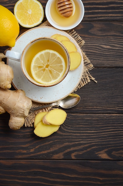 Thé de racine de gingembre au citron et miel sur bois