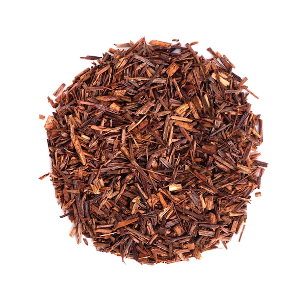 Thé Rooibos, isolé sur fond blanc. thé biologique traditionnel sain. Thé d'Afrique.